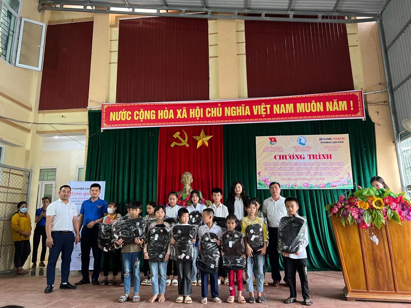 Hyundai Lam Kinh trao quà